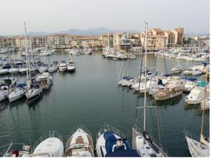 PORT FREJUS CAP HERMES VUE MER ET PORT PIEDS DANS LEAU piscine pkg