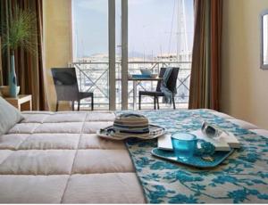 PORT FREJUS CAP HERMES VUE MER ET PORT PIEDS DANS LEAU piscine pkg