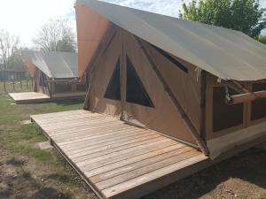 Campings Tente Lodge pour 5 personnes en bordure de la riviere Allier : photos des chambres