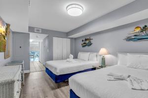 Beach-side Condo w Pools