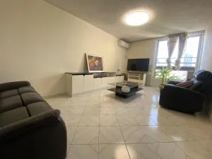 Great vintage apartment with 2 Br and lift - 霍隆