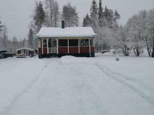 Cabin 70m from lake. Big garden