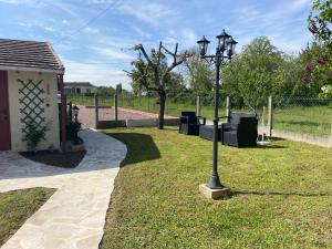 Maisons de vacances La Petite Bonbonniere, proche du Zoo de Beauval, au calme : Maison 2 Chambres