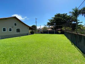 Casa com piscina, ar condicionado, campo de futebol e área gourmet a um quarteirão da lagoa de Praia Seca