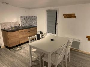 Appartements L'appart du bourg - 4 chambres lits doubles - sur 2 niveaux - 2 salles de bain - sejour avec espace salon et cuisine equipee ouverte sur le sejour - : photos des chambres