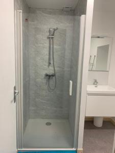 Appartements L'appart du bourg - 4 chambres lits doubles - sur 2 niveaux - 2 salles de bain - sejour avec espace salon et cuisine equipee ouverte sur le sejour - : photos des chambres