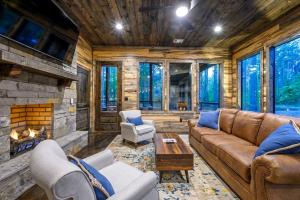 Brand New Luxury 2 Bedroom with Loft and Spa Sleeps 10