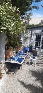 Maison et terrasse dans le jardin du Château de Gaillard