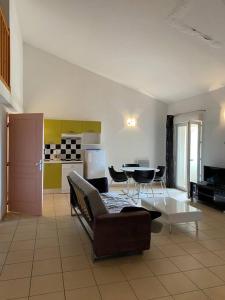 Appartements Duplex 6 pers proche circuit Paul Ricard Le Castellet avec piscine : photos des chambres