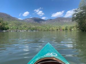 Log Cabin Walkable to Lake Lure & Chimney Rock - Blue Skies