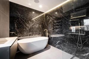 3 Bed Penthouse Hoxton Square london with Terrace