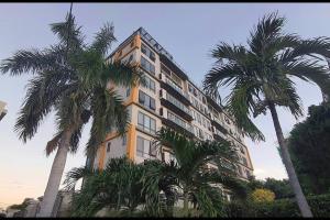 Luxury Condo - pool in Kingston G28