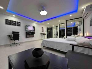 Luxury Condo - pool in Kingston G28