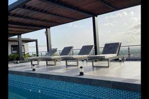 Luxury Condo - pool in Kingston G28