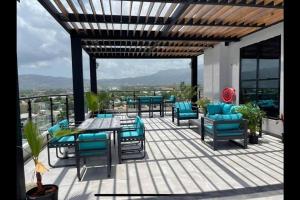 Luxury Condo - pool in Kingston G28