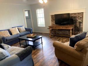 Tucked Away Newly Renovated 2 Bedroom 1 Bath Sleeps 8