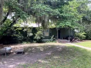 Tucked Away Newly Renovated 2 Bedroom/ 1 Bath Sleeps 8 - Estill