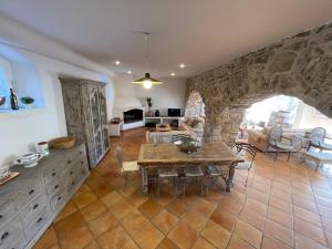 Appartements Enchanting 12th-Century Provence Chateau Hideaway, Sleeps 6, Large Pool, 5km to Lorgues : photos des chambres