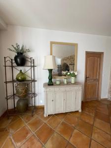 Appartements Enchanting 12th-Century Provence Chateau Hideaway, Sleeps 6, Large Pool, 5km to Lorgues : photos des chambres