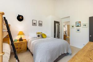 Mountain view, kids room, great location!