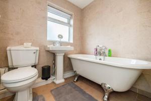 *Superb Location* Large 4 Bedroom City Centre Home