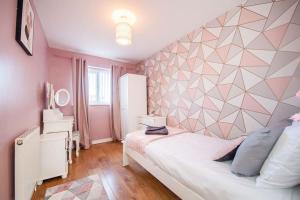 *Superb Location* Large 4 Bedroom City Centre Home