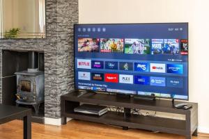 *Superb Location* Large 4 Bedroom City Centre Home