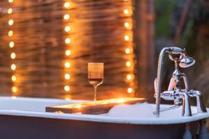 Luxury Glamping Cabin with Outdoor Bath on Cornish Meadow