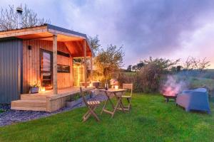 Luxury Glamping Cabin with Outdoor Bath on Cornish Meadow