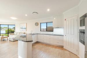 Dolphin Waters - Waterfront Delight - Holiday Yamba