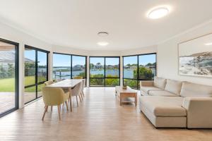 Dolphin Waters - Waterfront Delight - Holiday Yamba