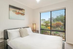 Dolphin Waters - Waterfront Delight - Holiday Yamba