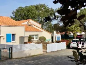 Pavillon à Longeville-sur-Mer, proche plage, 6 pers, 3 ch, terrasse, parking privé - FR-1-336-135 - Saligottière