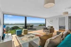 Blue Skies Sunrise - Mangawhai Heads Holiday Home - Te Arai