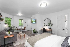 Private Newly Renovated Studio w private Parking!