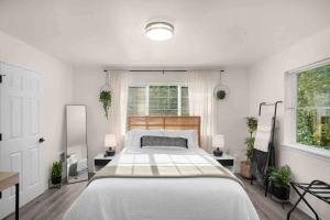 Private Newly Renovated Studio w private Parking!