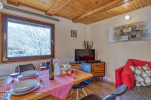 Rozis Riverside Cottage - Happy Rentals