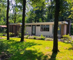 Veel eigen en omheinde grond in dit luxe huisje!