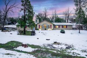 Country Club Hideout - w/ HotTub, King bed - Ubytování bez kategorie ve městě Oakhurst