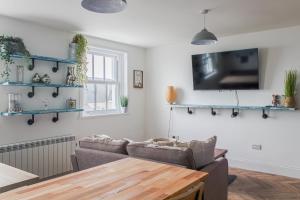 Lovely 2- Bedroom Apartment with Stunning Sea Views