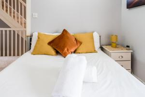 Waterside Stay - City Centre with Parking