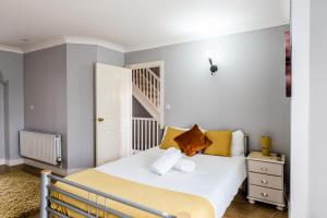 Waterside Stay - City Centre with Parking