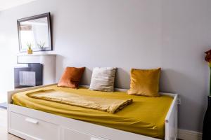 Waterside Stay - City Centre with Parking
