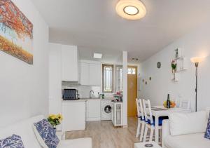 Stylish flat and pool with 3 rooms, sleeps 6, Los cristianos