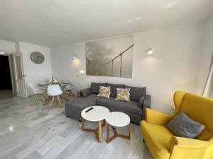 2 bedroom top floor apartament with open sea views CS197