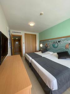 Twin Room (2 Adults + 2 Children) room in Hotel Neptuno