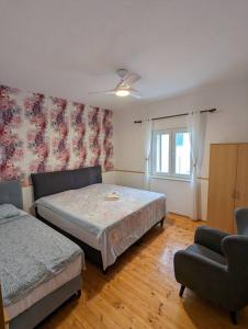 Two bedrooms apartment 50m from the beach