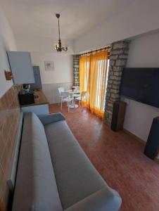 Two bedrooms apartment 50m from the beach