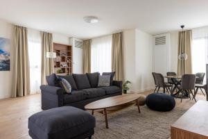 Huge 3 Bedroom Apartment With River View