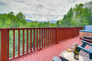 Quiet Gatlinburg Cabin with Lookout Decks and Hot Tub!